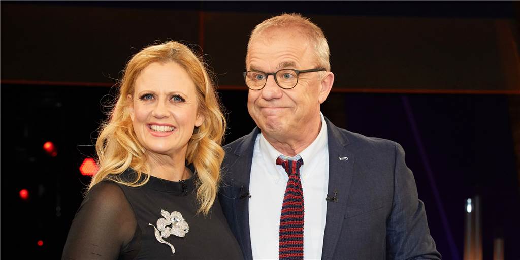 Dickes Lob für Castrop-Rauxel: NDR-Talkshow feiert zwei besondere Orte Hubertus Meyer-Burckhardt und seine Co-Moderatorin Barbara Schöneberger, aufgenommen vor einer Aufzeichnung der „NDR Talk Show“.