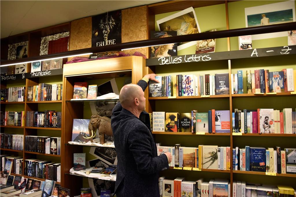 Mit Lieferservice gegen Isolation - Coronavirus macht Buchhandlung Beckmann erfinderisch Hubertus Waterhues sucht bestellte Bücher aus dem Regal.