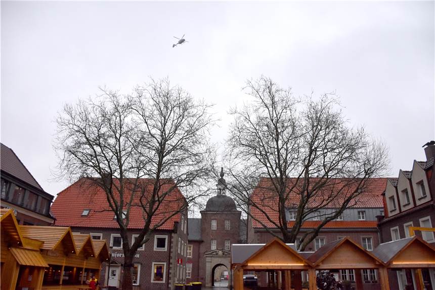 Hubschrauber über dem Oldenkottplatz, massive Polizeikräfte auf den Straßen: Der Überfall auf die Goldschmiede von Mathias Engels hat am Mittwochmorgen eine Großfahndung in Ahaus ausgelöst. 