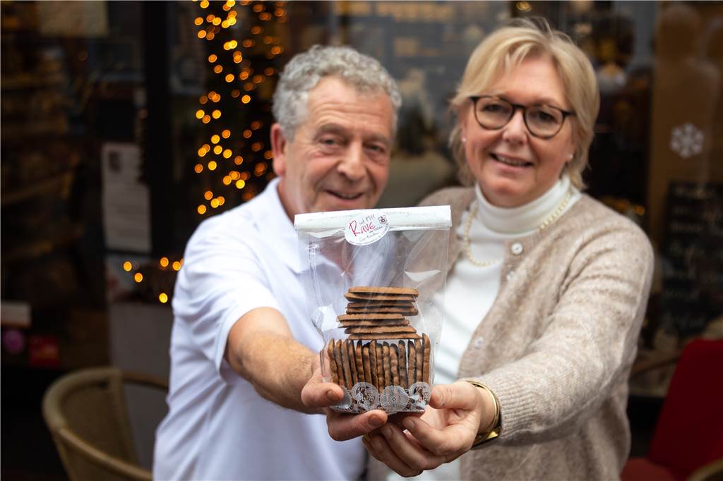 Spekulatius bei Rave: Echte Handarbeit mit 100 Jahre alten Familienrezept (mit Video) Hucky und Anne Rave verkaufen die fertigen Spekulatius im Café am Klühnmarkt.