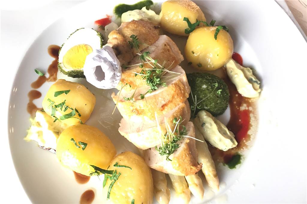 Im Schlossrestaurant Nordkirchen gibt es Kunst, Köstlichkeiten und kleine Korrekturen Hühnchenbrust auf Spargel