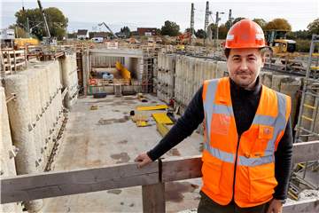 Hüseyin Gürbüz an der Großbaustelle in Südkamen. Hier soll künftig der Verkehr zwischen Dortmunder Allee und Westicker Straße verlaufen.