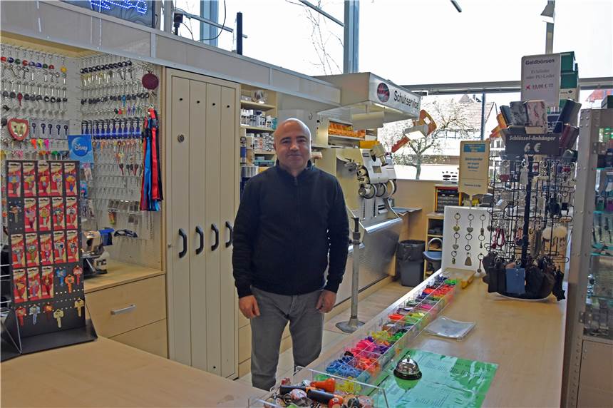 Corona-Krise: Im Schatten der Großen fehlen einem kleinen Werner Geschäft die Kunden Hüseyin Ülger betreibt den Schlüsseldienst im Rewe Symalla. In Zeiten von Corona kommen kaum noch Kunden vorbei.