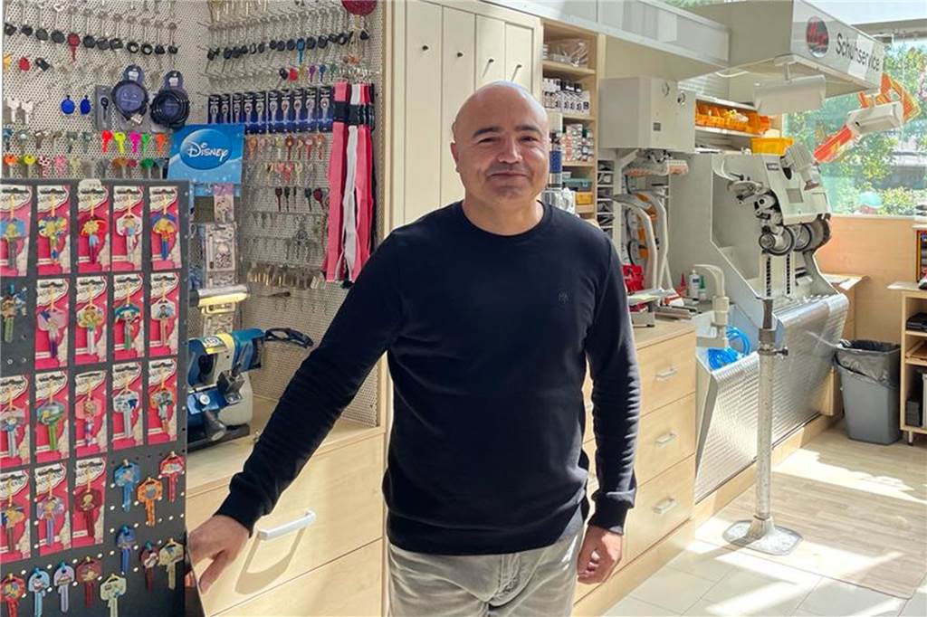 Endlich Infos zum Horne-Center - aber Kommunikation ist ein Armutszeugnis Hüseyin Ülger ist einer der Ladeninhaber, der verzweifelt nach dem Eigentümer des Hornecenters suchte.