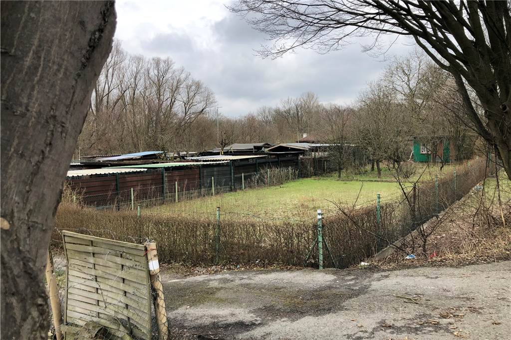 Hütten, Unterstände, Gewächshäuser, die Parzellen an der Victorstraße sind häufig bebaut, an manchen Stellen stehen die Bauten dicht aneinander.