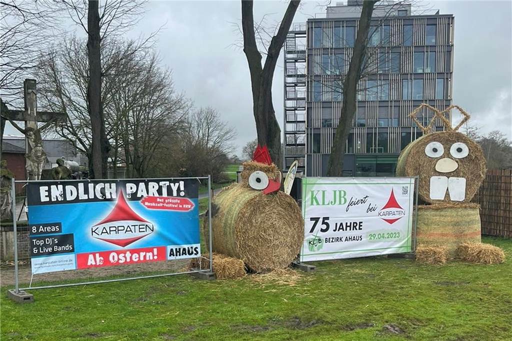Huhn und Osterhasen grüßen für die KLJB Schöppingen direkt am Schöppinger Berg alle Autofahrer. 