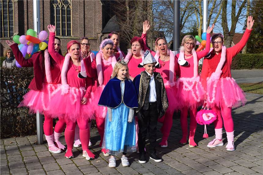 "Hullern Helau" rufen Anna Kösters (v. l.), Julia Fladung, Gesa Bögge, Melanie Große Onnebrink, Steffi Wölki, Renate Kösters, Mareike Müller, Christine Schwalvenberg und Heike Tiedemann als Flamingos verkleidet mit dem Kinderprinzenpaar Mileena Gabler und Elias Halx.