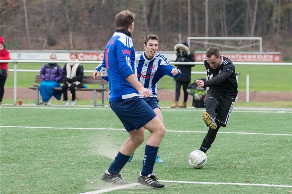 Ein Derby-Remis, mit dem beide Seiten leben können Hullerns Kay Trzaskawka zieht ab, die Tore erzielten im Derby aber andere.