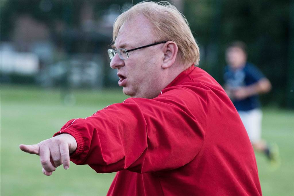 „Eine Sauerei“: Entscheidung des Fußballkreises macht Hullerns Trainer sauer Hullerns Trainer Christoph Bafs-Dudzik ärgert sich über die Entscheidung, des Fußballkreises Recklinghausen, sein Team in eine andere Staffel als zuletzt einzuteilen.
