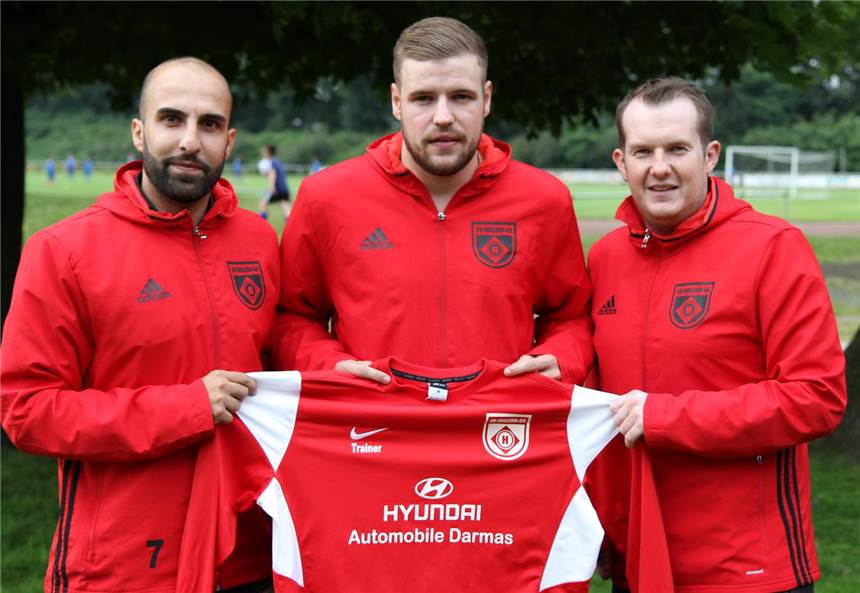 SV Hullern will nachhaltig arbeiten Hullerns Trainer Thomas Schaffrinna (r.) und Co-Trainer Saiffo El Batal (l.) mit Neuzugang Marco Masannek.