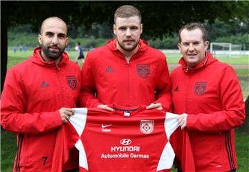 Hullerns Trainer Thomas Schaffrinna (r.) und Co-Trainer Saiffo El Batal (l.) mit Neuzugang Marco Masannek. 
