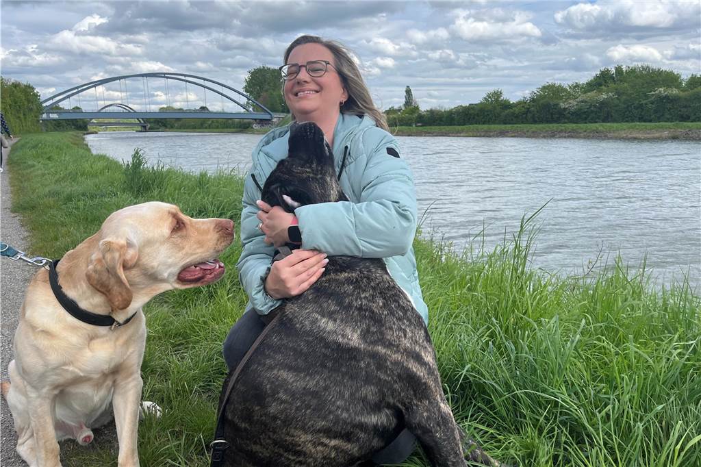 Bergkamenerin will ihren Hund retten: „Ich dachte, der bringt mich um“ Hund Buddy liebt sein Frauchen abgöttisch. Den Unfall hat er gut überstanden. Er geht ohne Scheu weiter mit zum Kanal und passiert die Unfallstelle, als wäre nichts gewesen.