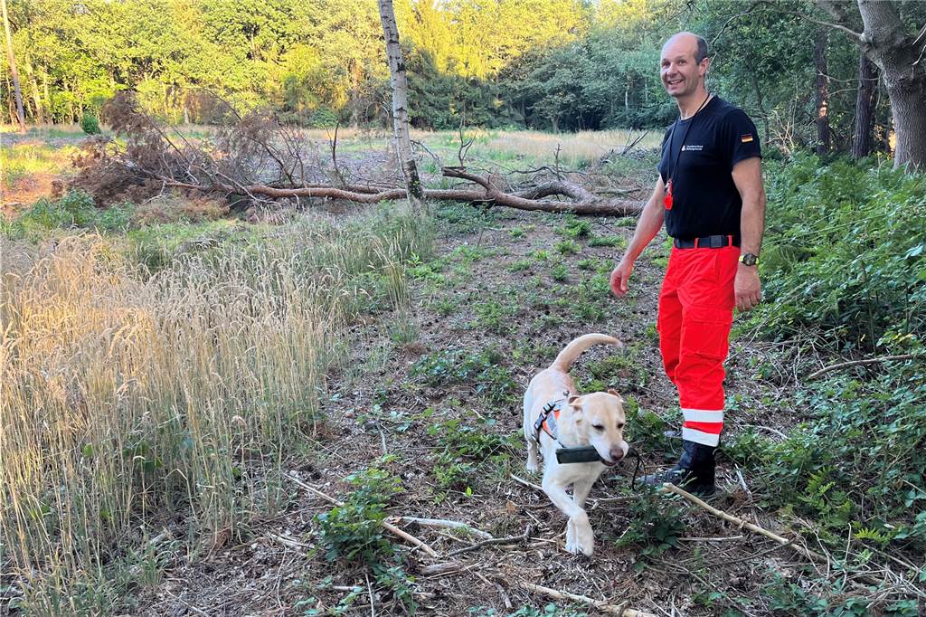 Mit Spürnase und Glöckchen: Rettungshundestaffel trainiert in Lünten Hund und Hundeführer sind glücklich, die gesuchte Person wurde gefunden.