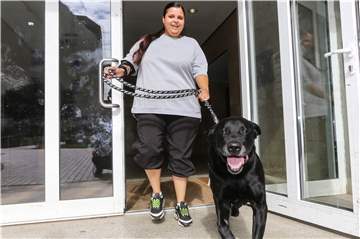 Hundebesitzerin Patricia Hanif mit ihrem aufgewühlten Hund Odin an der Unfallstelle.