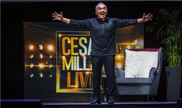 „Hundeflüsterer“ Cesar Millan in der König-Pilsener-Arena in Oberhausen.