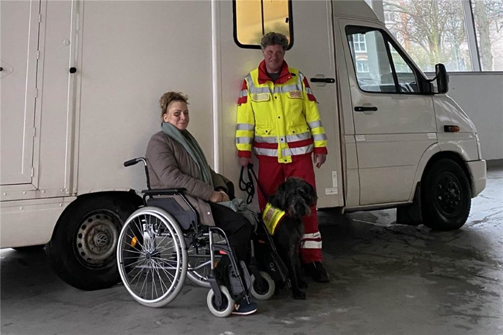 Einsatzhund Lafayette besuchte Patientin im Klinikum Dortmund Hundeführer Holger Steffens mit Lafayette und der Patientin im Klinikum Dortmund.