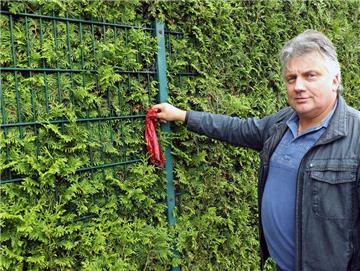 Hundehalter stopfen Kotbeutel einfach in Dietmar Radtkes Hecke oder werfen sie über seinen Gartenzaun.