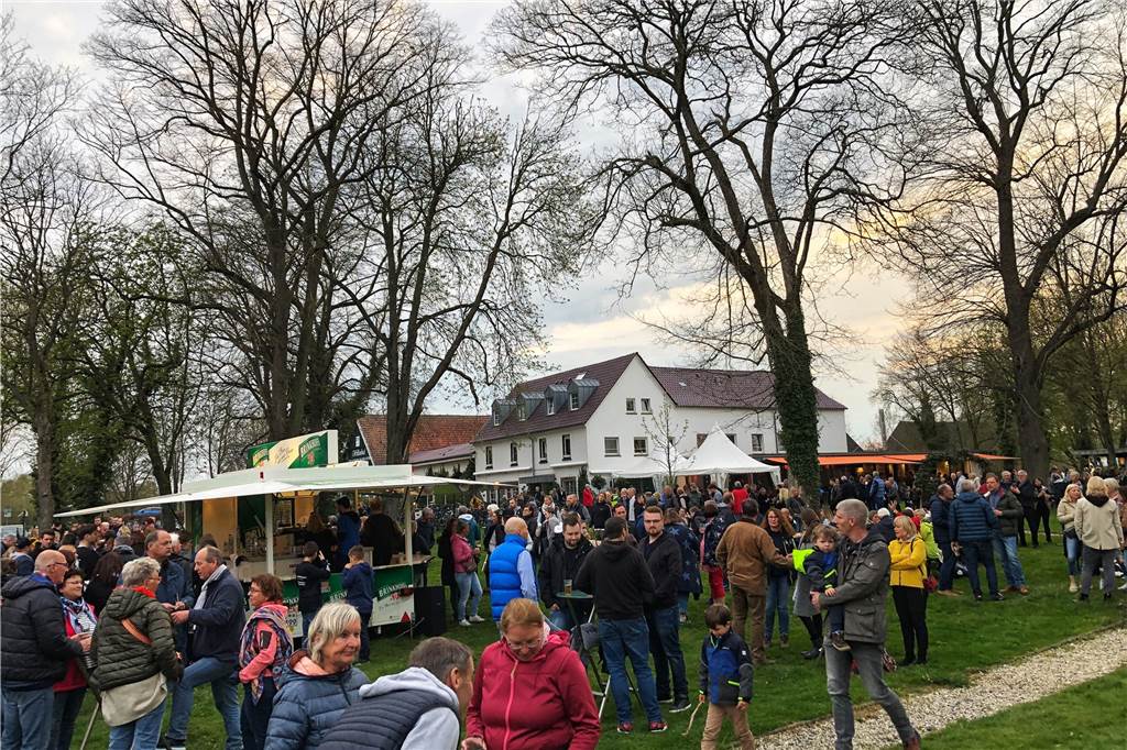 Um halb neun fiel der Ascheregen: „Es fühlt sich wieder richtig gut an“ Hunderte Besucher spendeten mit ihrem Eintrittsgeld (5 Euro für Erwachsene, 2,50 Euro für Kinder) auch für die Ukraine.