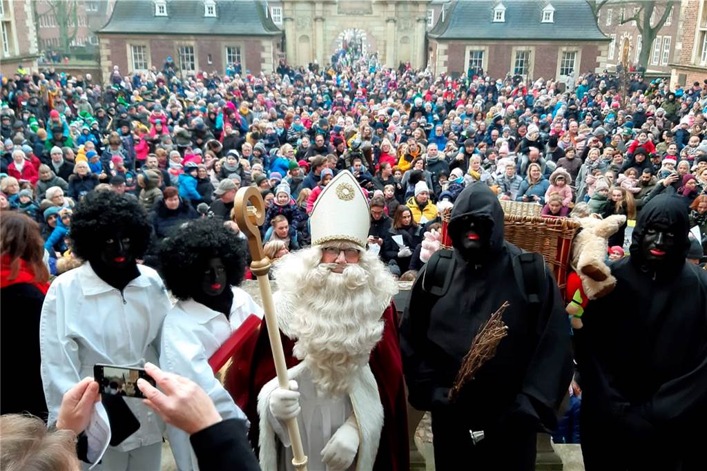 Nikolaus freut sich in Ahaus und Ortsteilen auf viel Arbeit Hunderte Besucher werden am Montag beim Nikolausempfang vor dem Schloss in Ahaus erwartet. So wie auf diesem Archivbild vom letzten regulären Empfang 2019. Zwei Mal mussten die großen Empfänge abgesagt werden. Jetzt können Umzug und Empfang in Ahaus und den Ortsteilen endlich wieder ganz normal stattfinden.