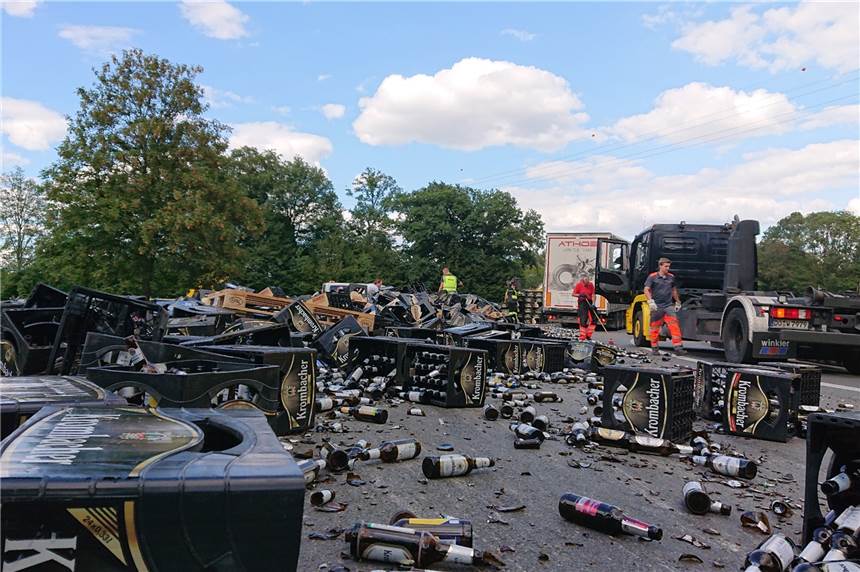 Bierkästen und Holz auf der A1: Westhofener Kreuz kurzzeitig gesperrt Hunderte Bierflaschen waren über die Fahrbahn der A1 am Westhofener Kreuz verstreut.
