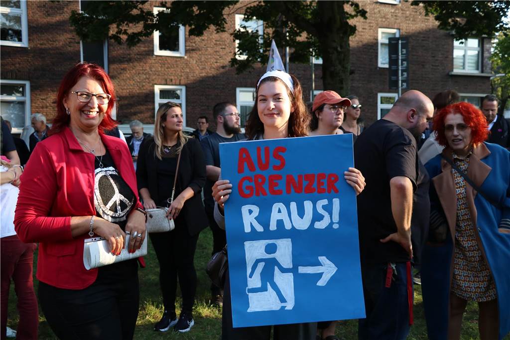 Hunderte Bürger demonstrierten während der Kundgebung mit bunten Plakaten gegebn die AfD. 