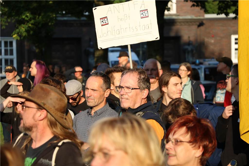 Hunderte Bürger demonstrierten während der Kundgebung mit bunten Plakaten gegebn die AfD. 