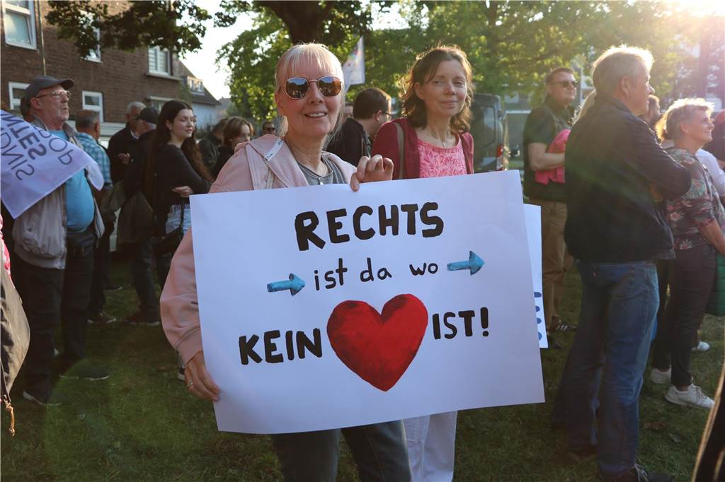 Hunderte Bürger demonstrierten während der Kundgebung mit bunten Plakaten gegebn die AfD. 