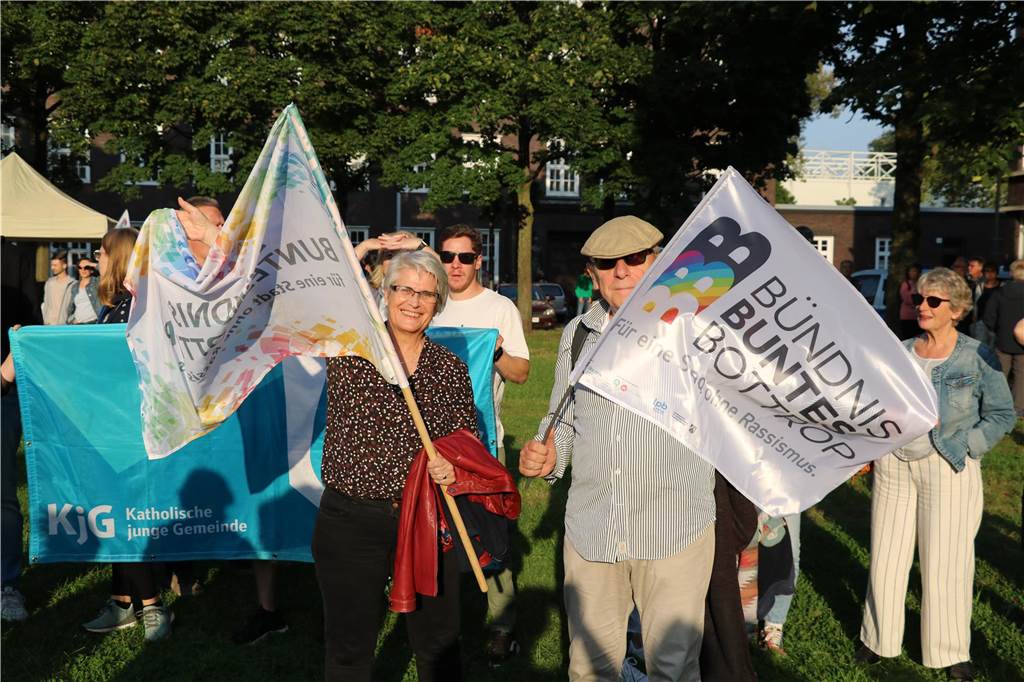 Hunderte Bürger demonstrierten während der Kundgebung mit bunten Plakaten gegebn die AfD. 