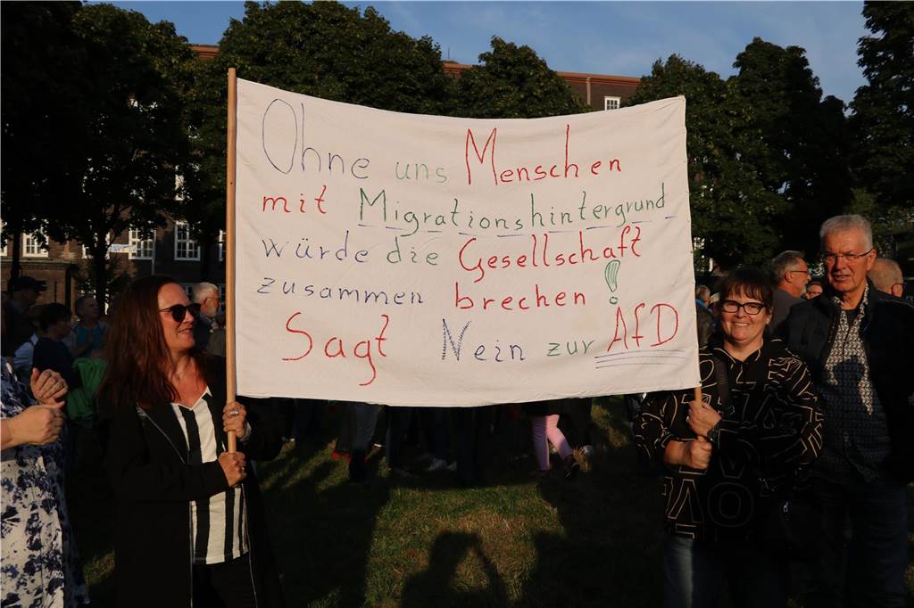 Hunderte Bürger demonstrierten während der Kundgebung mit bunten Plakaten gegebn die AfD. 