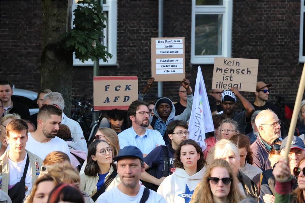 Hunderte Bürger demonstrierten während der Kundgebung mit bunten Plakaten gegebn die AfD. 