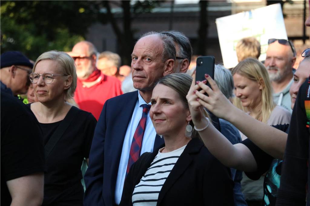 Hunderte Bürger demonstrierten während der Kundgebung mit bunten Plakaten gegebn die AfD. 