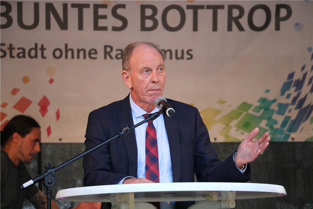 Hunderte Bürger demonstrierten während der Kundgebung mit bunten Plakaten gegebn die AfD. 