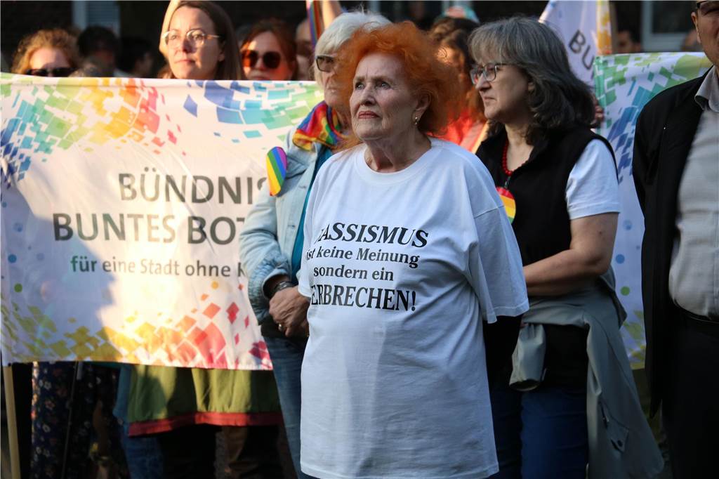 Hunderte Bürger demonstrierten während der Kundgebung mit bunten Plakaten gegebn die AfD. 