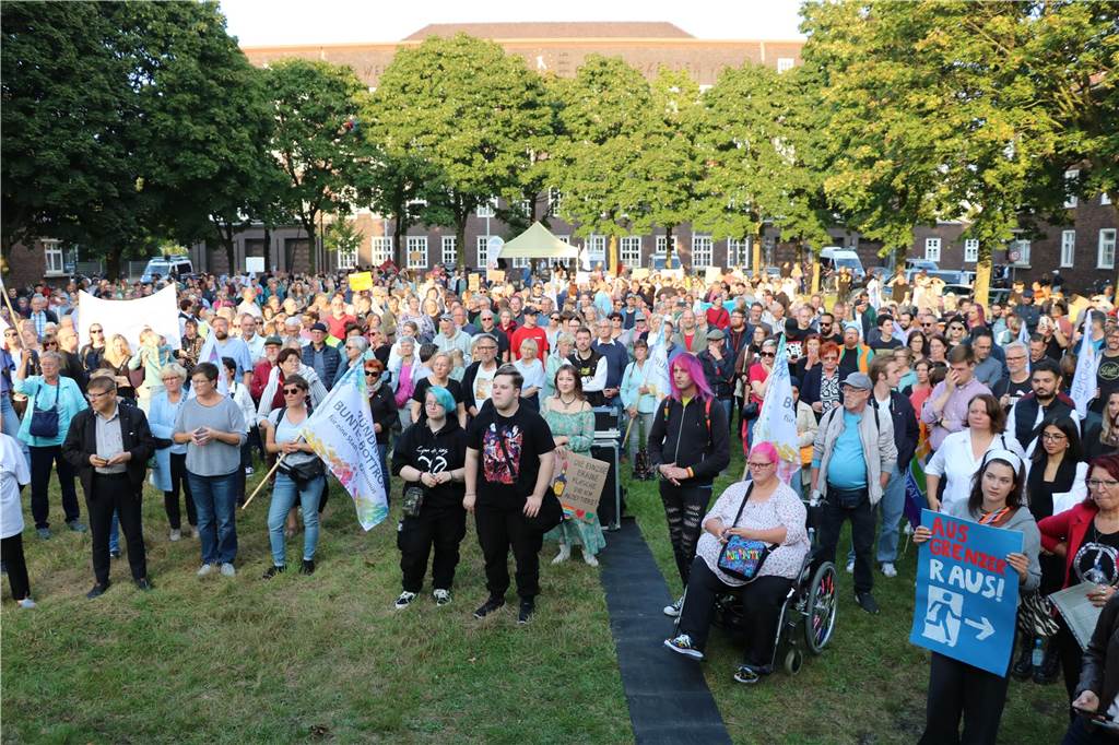 Hunderte Bürger demonstrierten während der Kundgebung mit bunten Plakaten gegebn die AfD. 