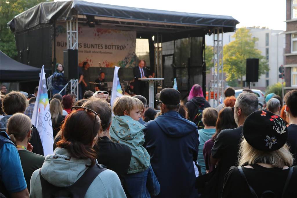 Hunderte Bürger demonstrierten während der Kundgebung mit bunten Plakaten gegebn die AfD. 