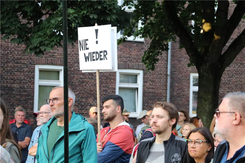 Hunderte Bürger demonstrierten während der Kundgebung mit bunten Plakaten gegebn die AfD. 