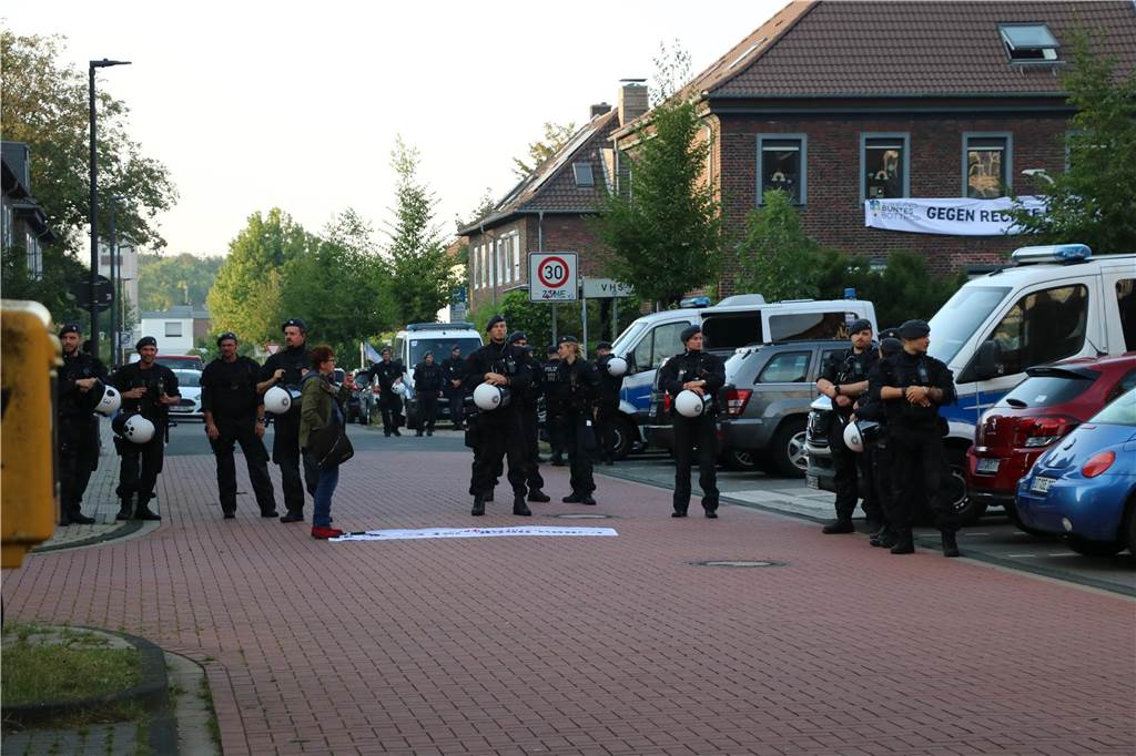 Hunderte Bürger demonstrierten während der Kundgebung mit bunten Plakaten gegebn die AfD. 