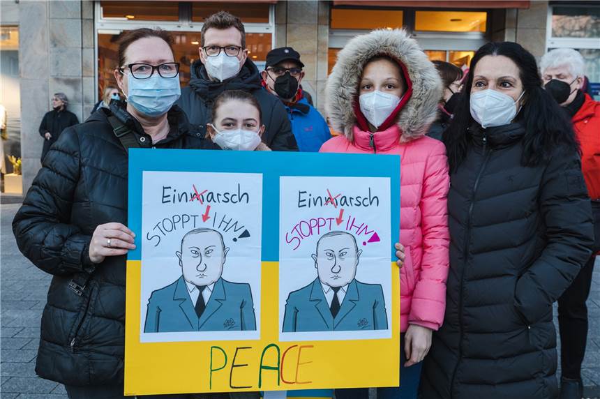 Hunderte Castrop-Rauxeler kamen am Mittwochabend bei einer Friedens-Demo auf dem Altstadtmarkt zusammen. Sie stellten sich rund um den Reiterbrunnen, das Wahrzeichen der Stadt, auf.