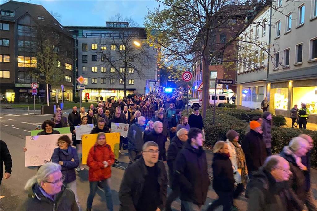 Hunderte Teilnehmer und viel Polizei bei Schweigemarsch in der Altstadt Hunderte Castrop-Rauxeler zogen am Abend schweigend durch die Altstadt.