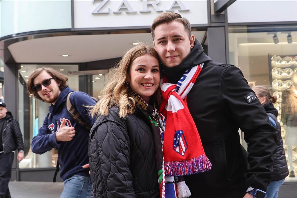 Hunderte Fans von Atletico Madrid haben sich vor dem Viertelfinal-Rückspiel in der Champions League ihrer Mannschaft gegen den BVB in der Dortmunder City warmgefeiert.