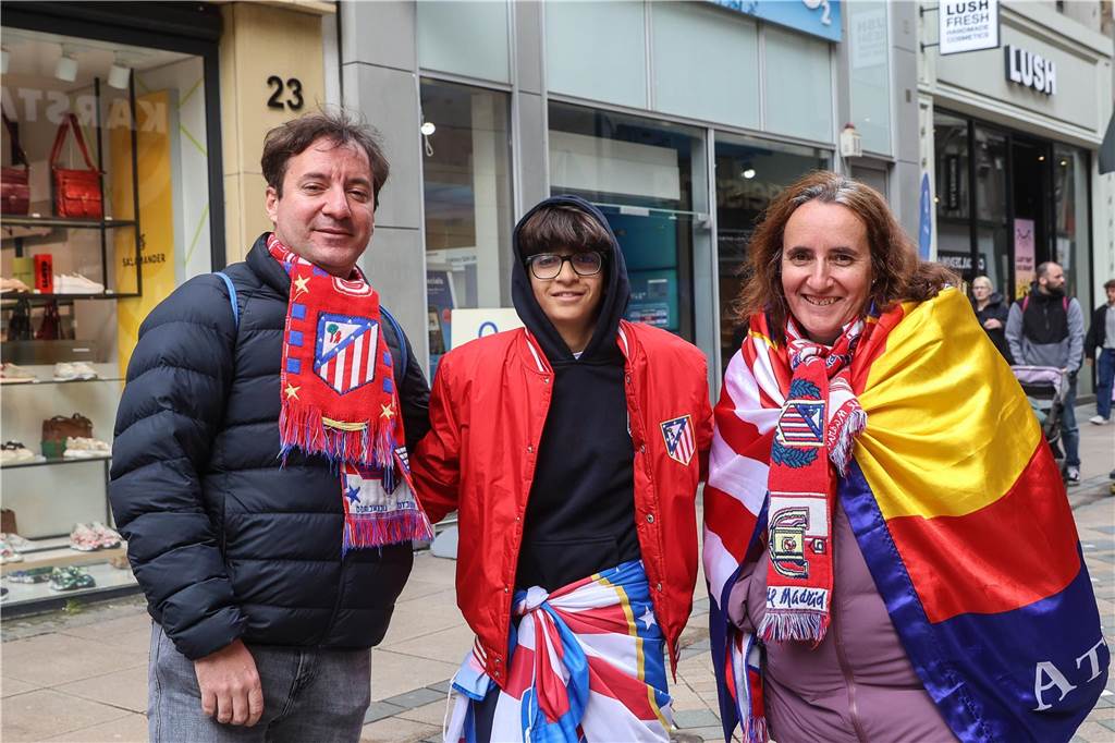 Hunderte Fans von Atletico Madrid haben sich vor dem Viertelfinal-Rückspiel in der Champions League ihrer Mannschaft gegen den BVB in der Dortmunder City warmgefeiert.