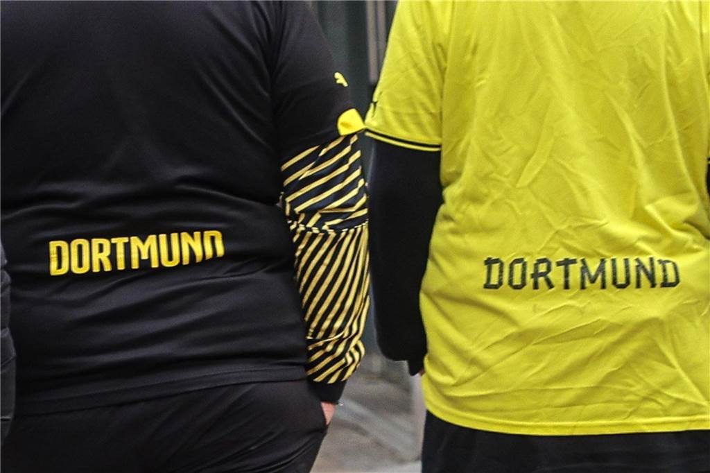 Hunderte Fans von Atletico Madrid haben sich vor dem Viertelfinal-Rückspiel in der Champions League ihrer Mannschaft gegen den BVB in der Dortmunder City warmgefeiert.