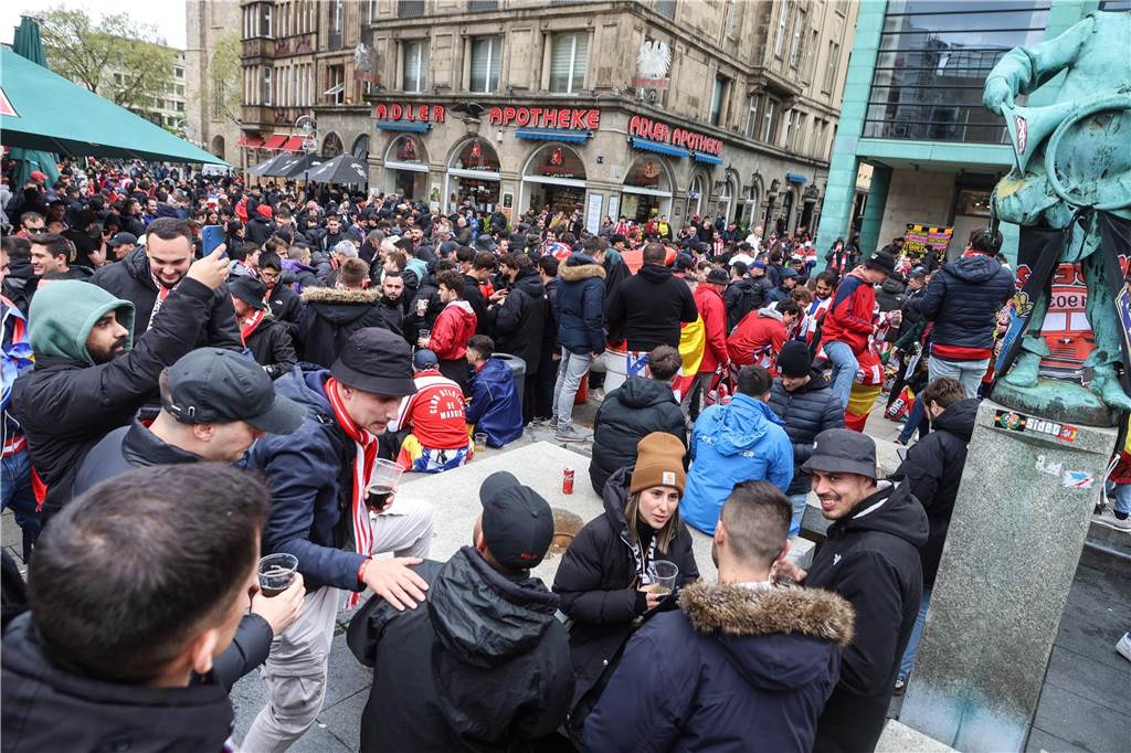 Hunderte Fans von Atletico Madrid haben sich vor dem Viertelfinal-Rückspiel in der Champions League ihrer Mannschaft gegen den BVB in der Dortmunder City warmgefeiert.