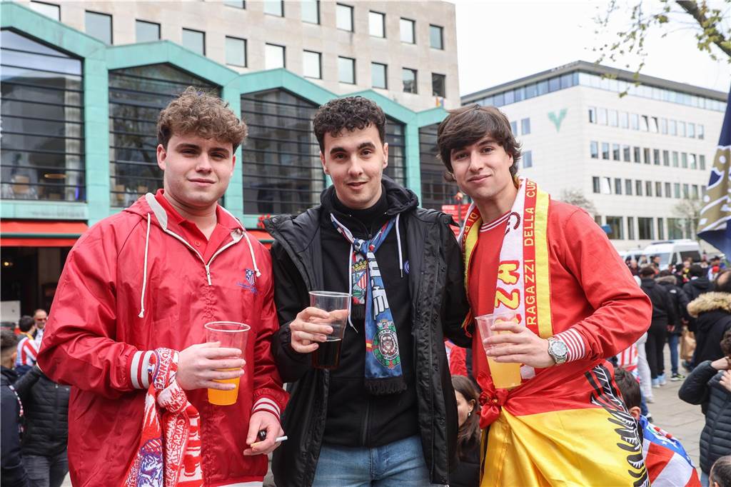 Hunderte Fans von Atletico Madrid haben sich vor dem Viertelfinal-Rückspiel in der Champions League ihrer Mannschaft gegen den BVB in der Dortmunder City warmgefeiert.