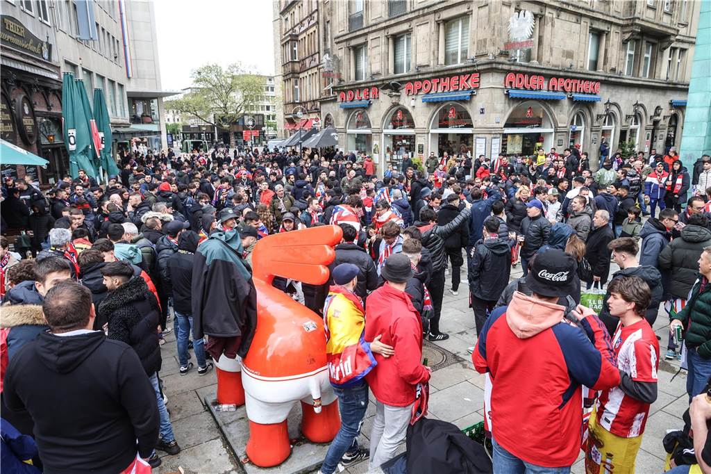 Hunderte Fans von Atletico Madrid haben sich vor dem Viertelfinal-Rückspiel in der Champions League ihrer Mannschaft gegen den BVB in der Dortmunder City warmgefeiert.