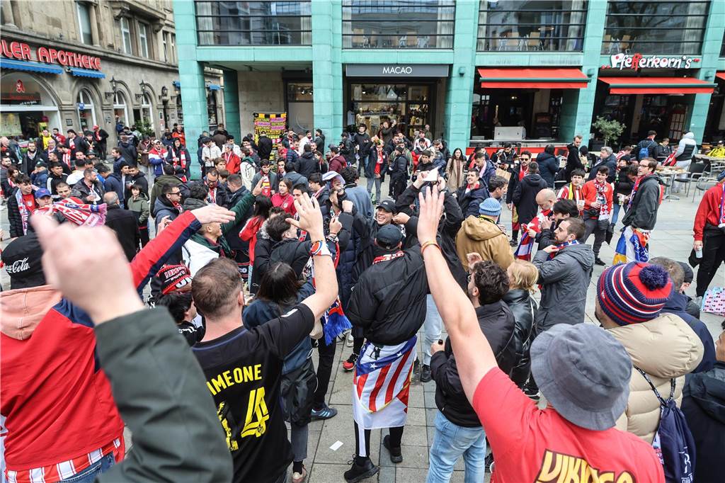 Hunderte Fans von Atletico Madrid haben sich vor dem Viertelfinal-Rückspiel in der Champions League ihrer Mannschaft gegen den BVB in der Dortmunder City warmgefeiert.