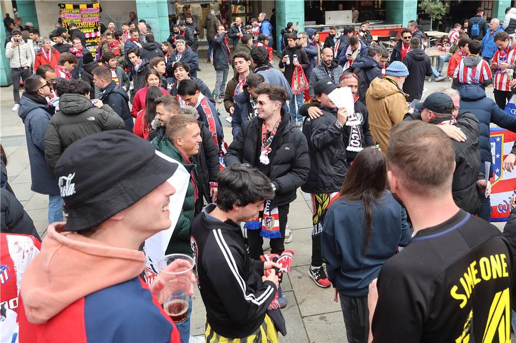 Hunderte Fans von Atletico Madrid haben sich vor dem Viertelfinal-Rückspiel in der Champions League ihrer Mannschaft gegen den BVB in der Dortmunder City warmgefeiert.
