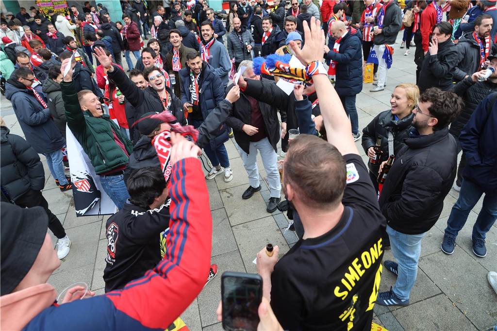 Hunderte Fans von Atletico Madrid haben sich vor dem Viertelfinal-Rückspiel in der Champions League ihrer Mannschaft gegen den BVB in der Dortmunder City warmgefeiert.
