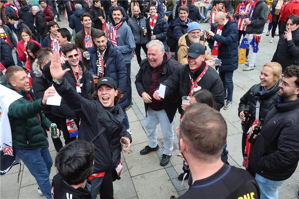 Hunderte Fans von Atletico Madrid haben sich vor dem Viertelfinal-Rückspiel in der Champions League ihrer Mannschaft gegen den BVB in der Dortmunder City warmgefeiert.