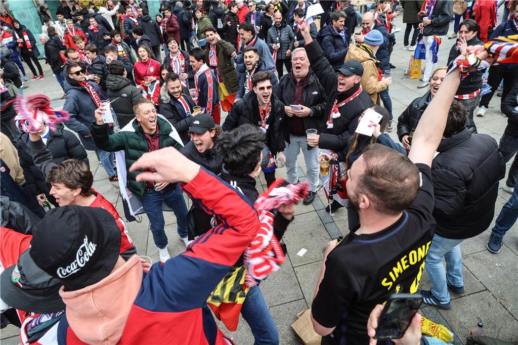 Hunderte Fans von Atletico Madrid haben sich vor dem Viertelfinal-Rückspiel in der Champions League ihrer Mannschaft gegen den BVB in der Dortmunder City warmgefeiert.